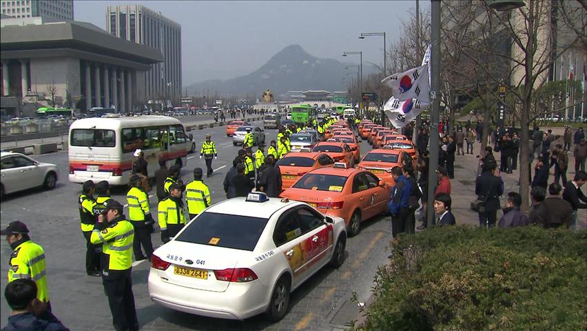 “LPG값 내려주세요” 택시기사 도로 점거 시위