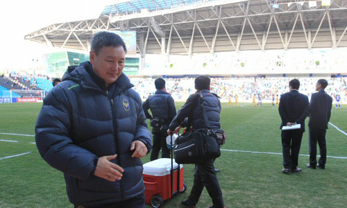 11일 인천축구전용경기장에서 열린 2012 K리그 인천-광주 경기 후, 사퇴 의사를 밝힌 인천 허정무 감독이 그라운드를 떠나고 있다.