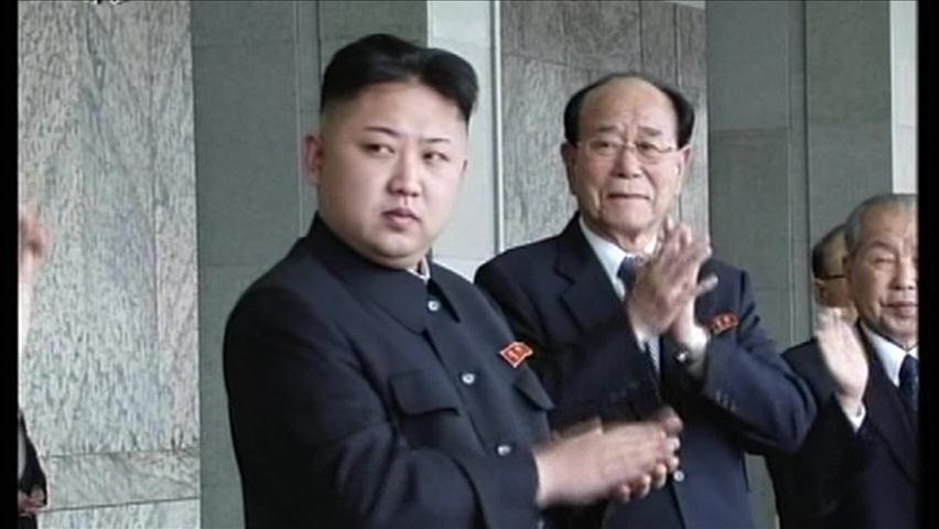 북한, 대규모 열병식…김정은 육성 첫 공개