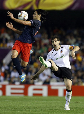 27일(한국시각) 스페인 발렌시아 홈 경기장에서 열린 아틀레티코 마드리드와의 2011-2012 UEFA 유로파리그 4강 2차전, 발렌시아의 알벨다(오른쪽)와 팔카오가 볼다툼을 하고 있다.