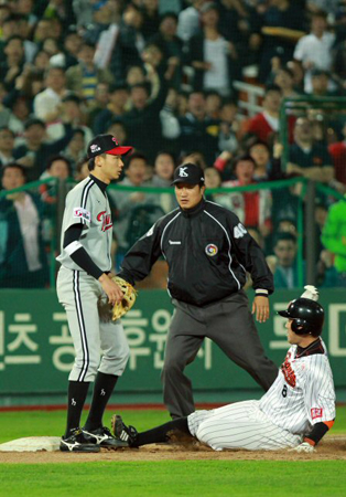 27일 오후 부산 사직야구경기장에서 열린 2012 프로야구 LG 대 롯데의 경기에서 롯데 전준우가 3회말 우중간 3루타를 날리고 3루에 세이브하고 있다.