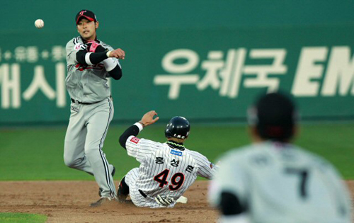 27일 오후 부산 사직야구경기장에서 열린 2012 프로야구 LG 대 롯데의 경기에서 롯데 홍성흔이 2루에서 아웃되고 있다.