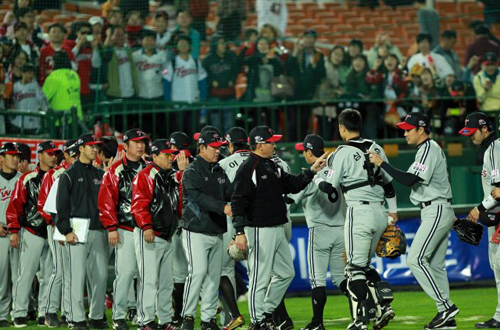 27일 오후 부산 사직야구경기장에서 열린 2012 프로야구 LG 대 롯데의 경기, 20대8로 승리한 LG 선수단이 기뻐하고 있다.