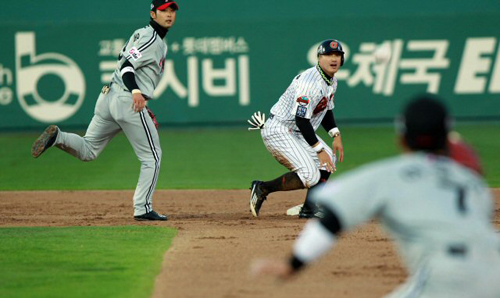 27일 오후 부산 사직야구경기장에서 열린 2012 프로야구 LG 대 롯데의 경기에서 2루에서 아웃된 롯데 홍성흔이 1루쪽을 바라보고 있다.