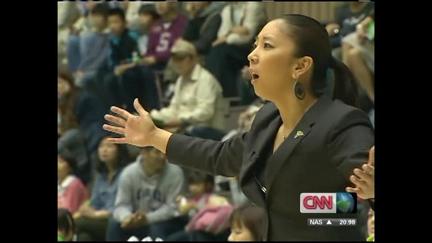 일본 최초의 여성 농구 코치 화제