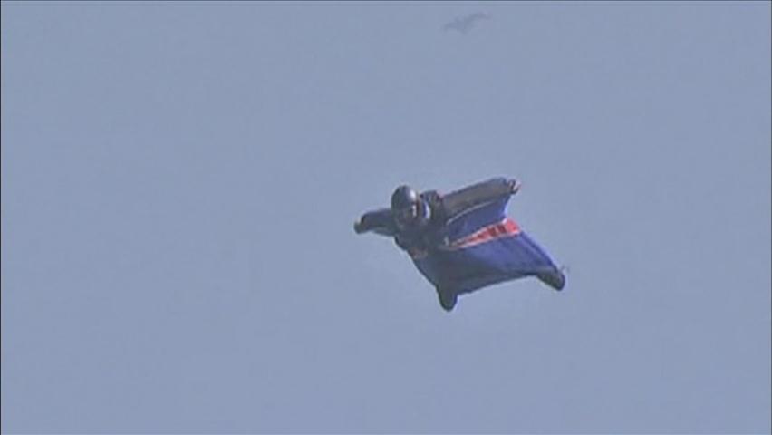 ‘인간 하늘다람쥐’, 낙하산 없이 730m 점프 아찔!