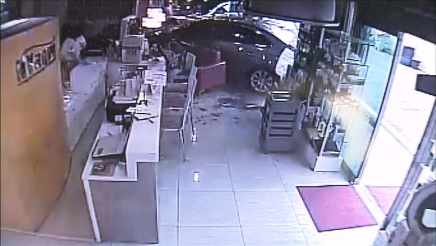 서울 강남서 승용차 미용실 돌진…4명 부상