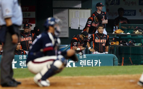 1일 오후 서울 송파구 잠실경기장에서 열린 2012 프로야구 두산과 롯데의 경기에서 9회초 패색이 짙어지자 롯데 선수들이 굳은표정으로 그라운드를 바라보고 있다.