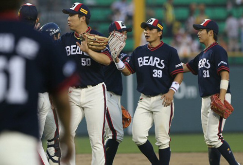 1일 오후 서울 송파구 잠실경기장에서 열린 2012 프로야구 두산과 롯데의 경기에서 두산이 7:2로 승리후 선수들이 기뻐하고 있다.