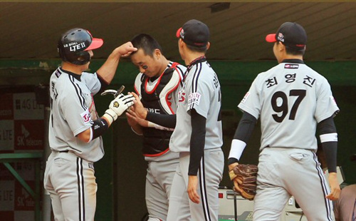 1일 오후 인천 문학구장에서 열린 2012 프로야구 SK와 LG의 경기. 7회초 LG공격 2사 1, 3루 상황. LG 대타 최동수의 좌중간 안타로 3루에 있던 이병규가 홈에 들어와 동료와 기쁨을 나누고 있다.