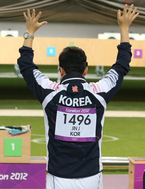 한국 사격의 간판 진종오가 28일 영국 런던 그리니치파크의 왕립 포병대 기지 사격장에서 열린 2012 런던올림픽 남자 10ｍ 공기권총 결선에서 금메달을 차지한 뒤 환호하고 있다.