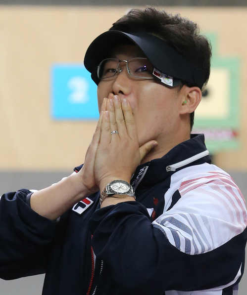 한국 사격의 간판 진종오가 28일 영국 런던 그리니치파크의 왕립 포병대 기지 사격장에서 열린 2012 런던올림픽 남자 10ｍ 공기권총 결선에서 금메달을 차지한 뒤 환호하고 있다.