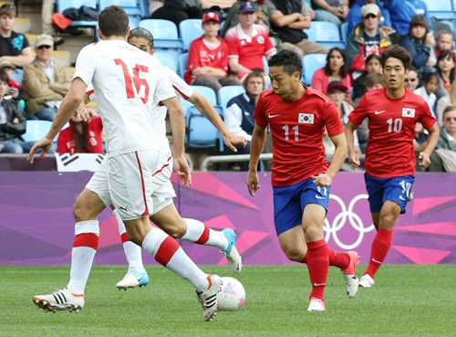 30일 새벽 영국 코벤트리의 시티 오브 코벤트리 스타디움에서 열린 2012 런던올림픽 남자축구 예선 B조 2차전 대한민국과 스위스의 경기에서 남태희가 드리블을 하고 있다.