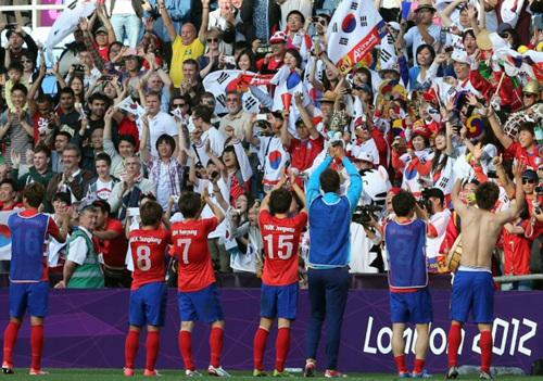 30일 새벽 영국 코벤트리의 시티 오브 코벤트리 스타디움에서 열린 2012 런던올림픽 남자축구 예선 B조 2차전 대한민국과 스위스의 경기에서 대한민국이 2:1로 승리 후 선수들이 응원단에게 감사의 인사를 하고 있다.