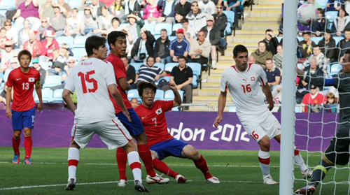 30일 새벽 영국 코벤트리의 시티 오브 코벤트리 스타디움에서 열린 2012 런던올림픽 남자축구 예선 B조 2차전 대한민국과 스위스의 경기에서 김보경이 두번째 골을 넣고 있다.