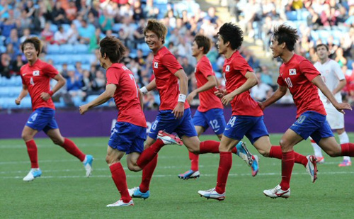 30일 새벽 영국 코벤트리의 시티 오브 코벤트리 스타디움에서 열린 2012 런던올림픽 남자축구 예선 B조 2차전 대한민국과 스위스의 경기에서 김보경이 두번째 골을 넣고 선수들과 기뻐하고 있다.