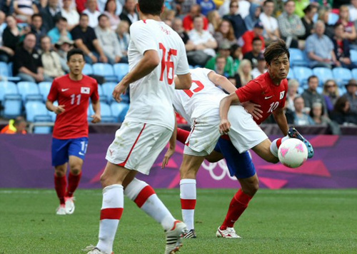 30일 새벽 영국 코벤트리의 시티 오브 코벤트리 스타디움에서 열린 2012 런던올림픽 남자축구 예선 B조 2차전 대한민국과 스위스의 경기에서 박주영이 볼 다툼을 하고 있다.