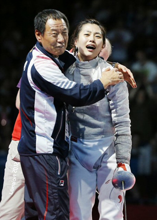 여자 펜싱 사브르 국가대표 김지연이 2일 영국 엑셀 런던 사우스 아레나에서 열린 여자 사브르 개인전 결승에서 러시아 선수를 이긴 뒤 감독의 축하를 받고 있다.