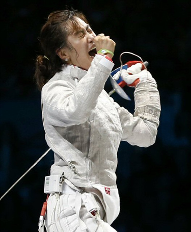 여자 펜싱 사브르 국가대표 김지연이 2일 영국 엑셀 런던 사우스 아레나에서 열린 여자 사브르 개인전 4강전에서 미국 선수를 이긴 뒤 환호하고 있다.