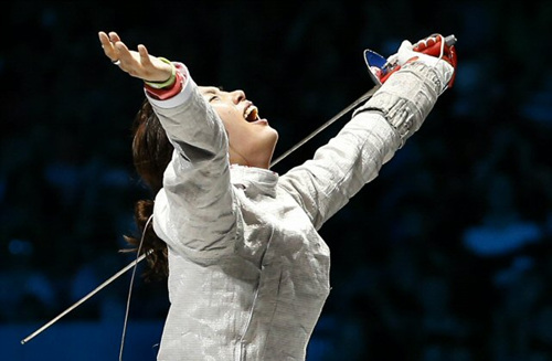 여자 펜싱 사브르 국가대표 김지연이 2일 영국 엑셀 런던 사우스 아레나에서 열린 여자 사브르 개인전 4강전에서 미국 선수를 이긴 뒤 환호하고 있다.