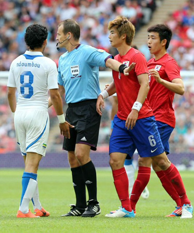 2일 새벽 영국 런던 왬블리 스타디움에서 열린 2012 런던올림픽 남자축구 예선 B조 3차전 대한민국과 가봉의 경기에서 기성용이 상대선수의 비신사적인 행동에 항의하고 있다.