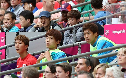 2일 새벽 영국 런던 왬블리 스타디움에서 열린 2012 런던올림픽 남자축구 예선 B조 3차전 대한민국과 가봉의 경기에서 경기장을 찾은 박지성과 이청용이 선수들을 격려하고 있다.