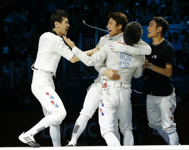 한국 남자 펜싱 사브르 대표팀 선수들이 4일 영국 런던 사우스 아레나에서 열린 2012 런던올림픽에서 단체전 결승전에서 루마니아를 물리치고 승리, 환호하고 있다.