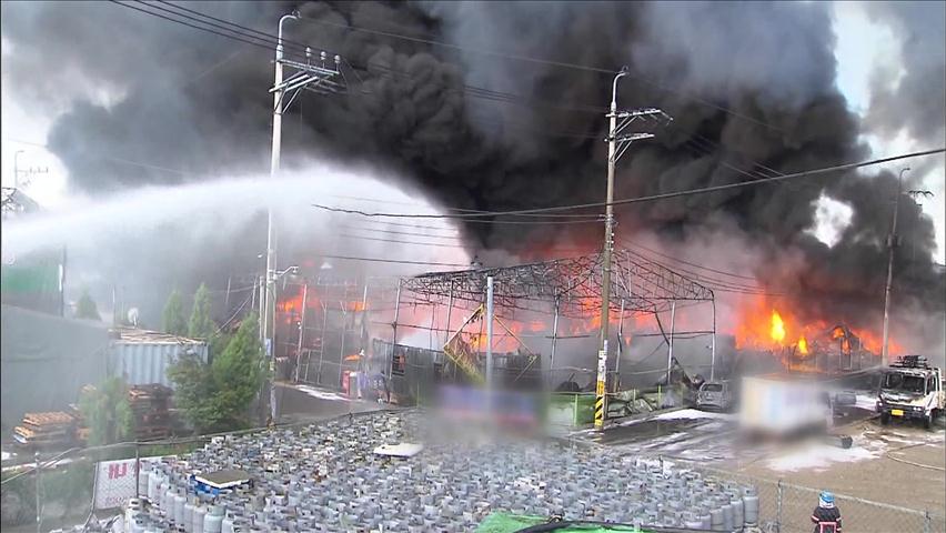 인천 페인트 공장 폭발·화재…7명 부상