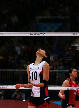 한국의 김연경이 9일 오후(현지시간) 영국 런던의 얼스코트에서 열린 2012년 런던올림픽 여자 배구 미국과의 4강전에서 세트 스토어 3-0으로 결승진출에 실패한뒤 아쉬워하고 있다.