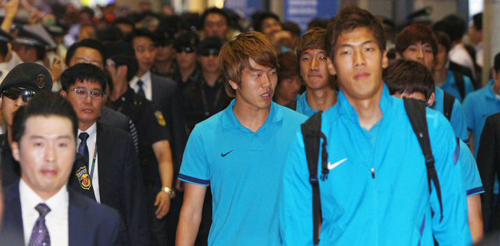 한국 올림픽 축구대표팀이 12일 오후 인천국제공항에서 해단식 및 기자회견을 위해 이동하고 있다.