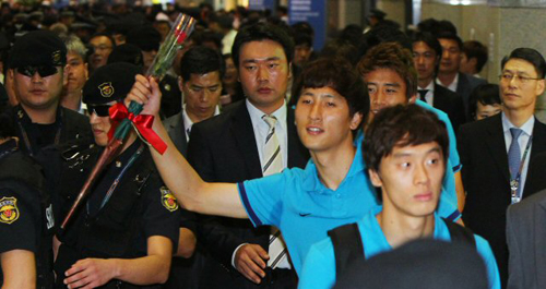 한국 올림픽 축구대표팀 지동원이 12일 오후 인천국제공항에서 해단식 및 기자회견을 위해 이동하면서 팬에게서 꽃을 받고 있다.