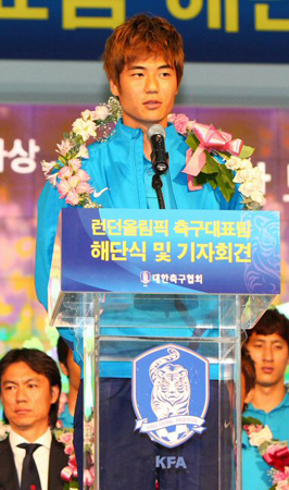 한국 올림픽 축구대표팀 기성용이 12일 오후 인천국제공항에서 열린 해단식 및 기자회견에서 인사말하고 있다.