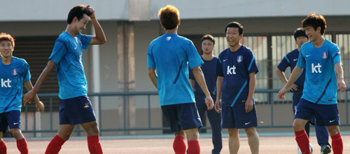 오는 15일 잠비아와의 평가전을 앞둔 축구 국가대표팀 최강희 감독이 13일 오후 경기가 열릴 안양종합운동장에서 선수들과 간단한 훈련을 하며 환하게 웃고 있다.