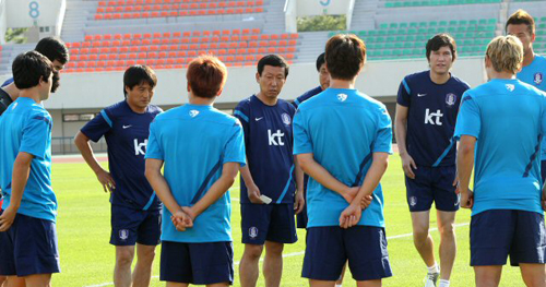 오는 15일 잠비아와의 평가전을 앞둔 축구 국가대표팀 최강희(가운데) 감독이 13일 오후 경기가 열릴 안양종합운동장에서 훈련을 앞두고 선수들에게 간단한 지시사항을 전달하고 있다.