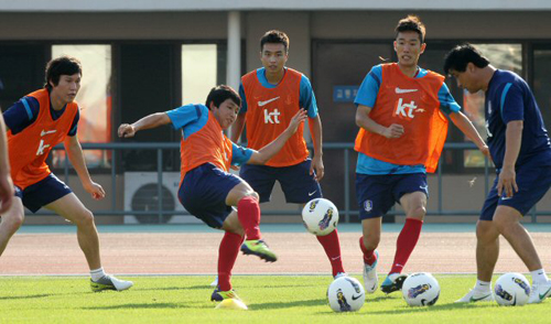 오는 15일 잠비아와의 평가전을 앞둔 축구 국가대표팀 이동국, 김정우 등 선수들이 13일 오후 경기가 열릴 안양종합운동장에서 가볍게 몸을 풀고 있다.