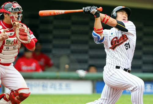 15일 오후 부산 사직구장에서 열린 프로야구 SK 대 롯데 경기 3회말 2아웃 주자2루 상황에서 롯데 손아섭이 배트를 휘두르고 있다.