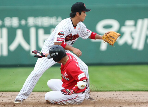 15일 오후 부산 사직구장에서 열린 프로야구 SK 대 롯데 경기 5회초 1아웃 주자 1루 상황에서 SK정근우가 안타를 치고 2루에서 슬라이딩을 하고 있다. 결과는 세이프.