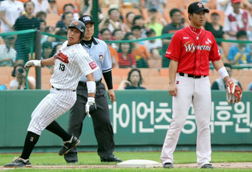 15일 오후 부산 사직구장에서 열린 프로야구 SK 대 롯데 경기 2회말 2사 주자 1루 상황에서 롯데 박준서가 안타를 치자 1루에 있던 황재균이 달리고 있다.