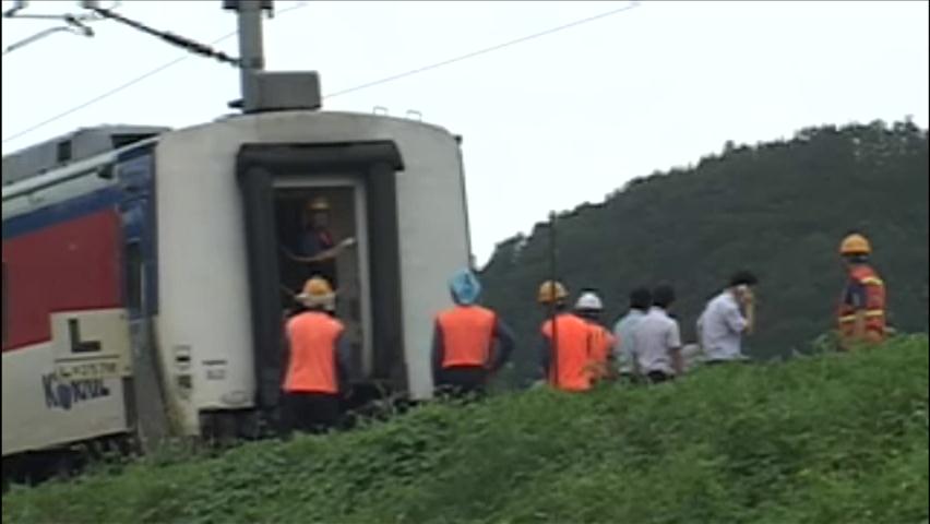 달리던 열차 두 동강…자칫 대형사고 날뻔