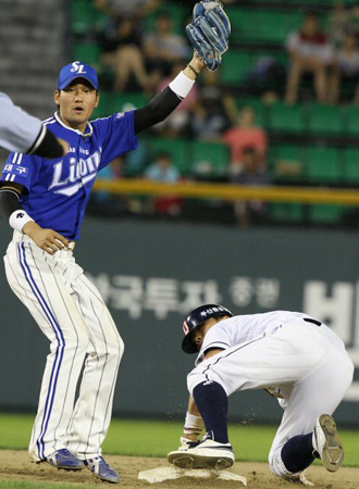 17일 잠실야구장에서 프로야구 삼성과 두산의 경기가 열렸다. 삼성이 2-0으로 앞선 7회말 2사 1루. 두산 이종욱이 김재호의 타석 때 도루를 성공하고 있다. 삼성 수비는 김상수 유격수.