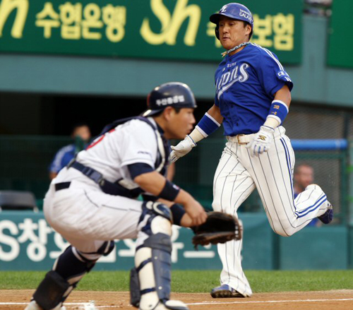 17일 잠실야구장에서 프로야구 삼성과 두산의 경기가 열렸다. 1회초 2사 2루, 1타점 2루타로 진루한 삼성 이승엽이 최형우의 안타 때 득점하고 있다.

경기는 삼성이 두산에 2대 0으로 승리했다.