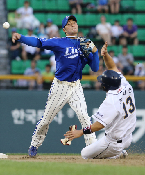 19일 서울 잠실구장에서 열린 2012 팔도 프로야구 두산과 삼성의 경기 3회말 1사 1루, 두산 최주환의 병살타 때 1루에 있던 손시헌이 2루에서 포스아웃되고 있다. 2루에는 삼성 유격수 김상수.