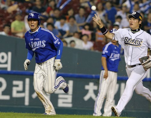 19일 서울 잠실구장에서 열린 2012 팔도 프로야구 두산과 삼성의 경기 9회초 무사 1, 3루, 삼성 김종호의 땅볼 때 3루에 있던 김상수가 태그아웃을 피해 뛰고 있다.