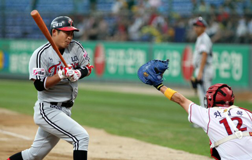 21일 광주 무등경기장에서 열린 2012 프로야구 KIA와 LG의 경기 1회초 2사 1,2루 LG 정의윤이 몸쪽 볼을 피하고 있다.