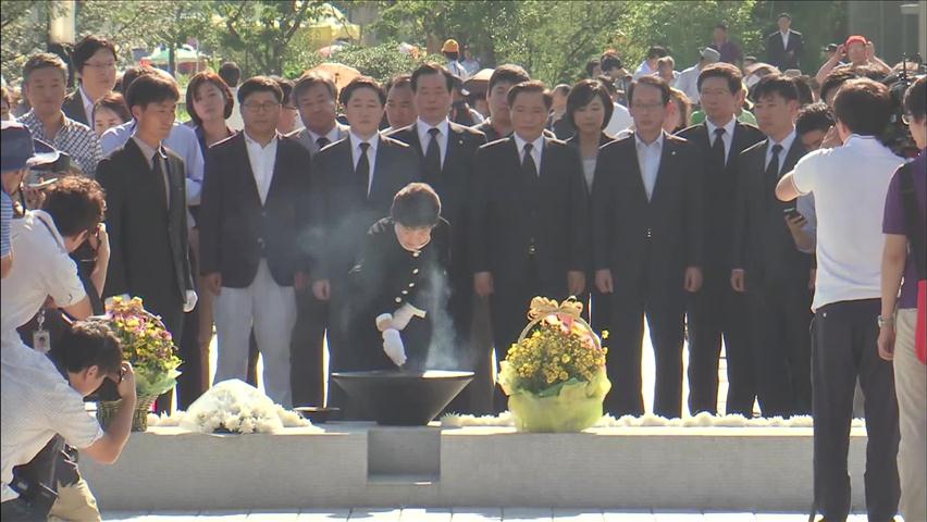 박근혜, 노 前 대통령 묘역 참배…대권 행보