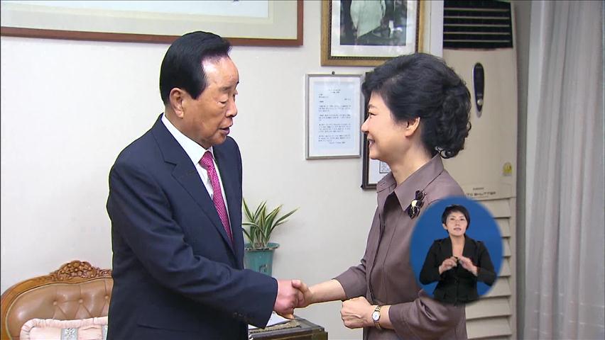 박근혜, YS 예방…민주 “과거사 사죄해야”