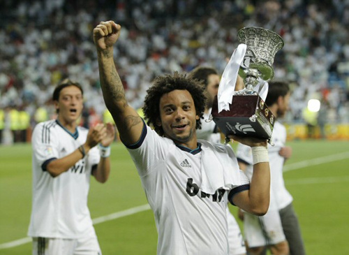 30일 새벽(한국시간) 4년 만에 수페르 코바컵을 들어올린 레알 마드리드의 마르첼로(브라질)가 트로피를 든 채 활짝 웃고있다.