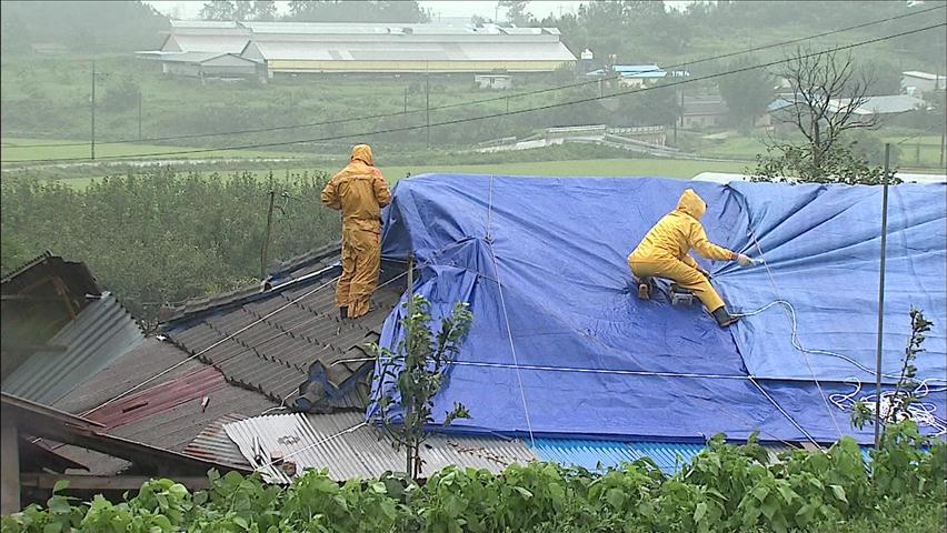 ‘볼라벤’·‘덴빈’…비바람 속 필사의 복구작업