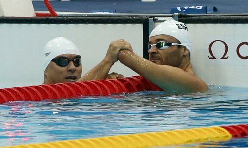 4일(현지시간) 영국 올림픽 파크 내 아쿠아틱스 센터에서 열린 2012 패럴림픽 수영 남자 100m 평형 SB4 예선에서 펜 리카도(오른쪽.스페인)가 1위를 차지하자 동료선수들이 축하를 해주고 있다.