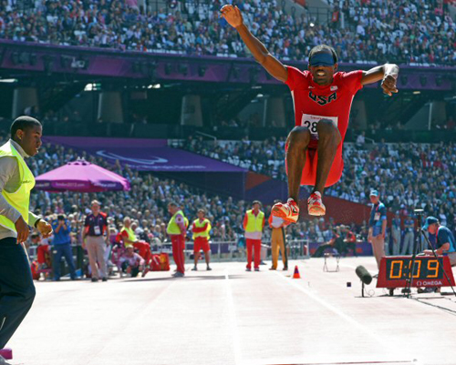 4일(현지시간) 영국 올림픽 파크 내 올림픽 스타디움에서 열린 2012 패럴림픽 남자 육상 멀리뛰기 F11(시각장애) 결승에서 길레트(미국)가 가이드가 지르는 목소리를 듣고 점프를 시도하고 있다.